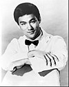 https://upload.wikimedia.org/wikipedia/commons/thumb/2/22/Bruce_Lee_as_Kato_1967.jpg/100px-Bruce_Lee_as_Kato_1967.jpg